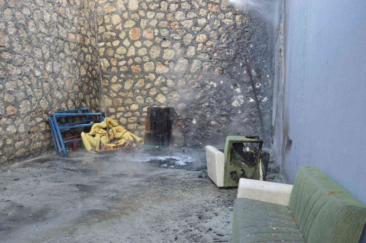 Bir anda alev alan eşyalar korkuttu