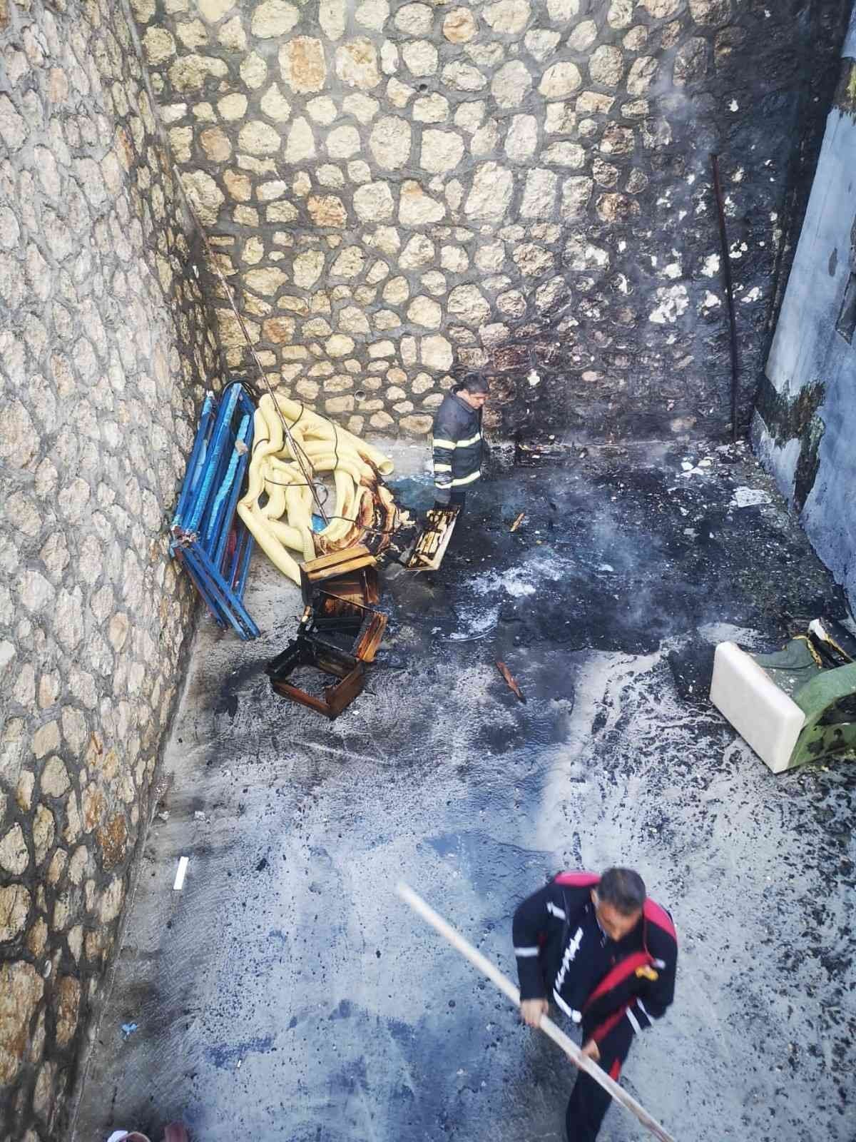 Bir anda alev alan eşyalar korkuttu