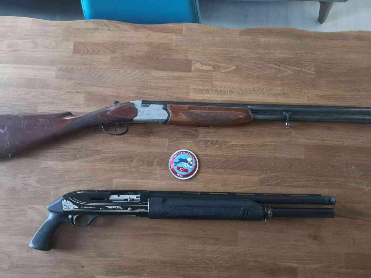 Durdurulan araçlarda birçok silah, mühimmat ve kesici alet ele geçirildi