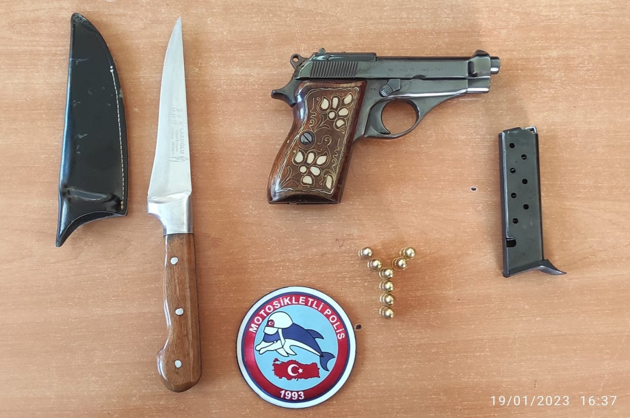 Durdurulan araçlarda birçok silah, mühimmat ve kesici alet ele geçirildi