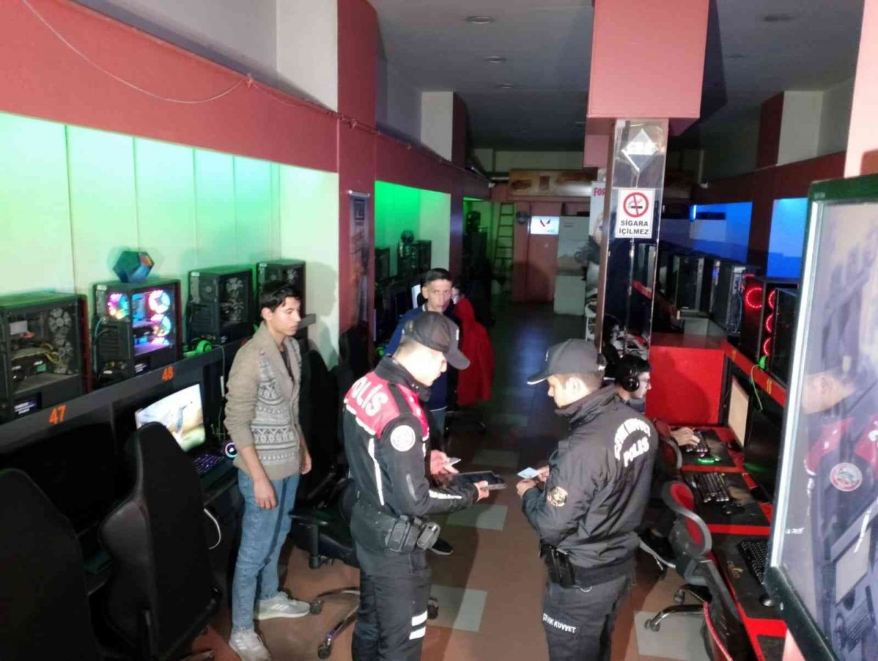 Afyon’da polis ekipleri denetimlerde göz açtırmadı