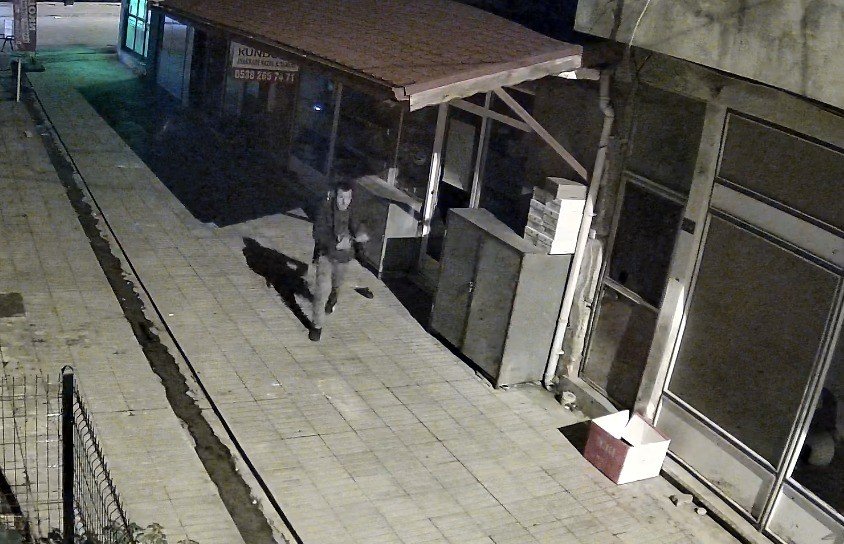 İş yerinin camını taşla kırdı, içerdeki bağış kutusunu çaldı