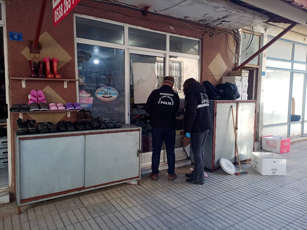 İş yerinin camını taşla kırdı, içerdeki bağış kutusunu çaldı