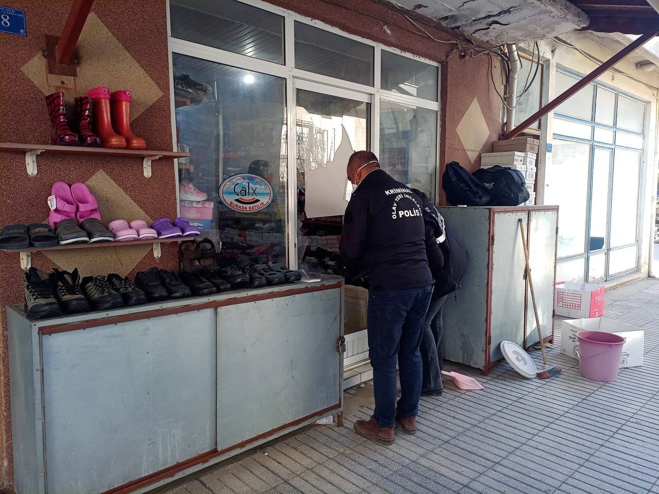 İş yerinin camını taşla kırdı, içerdeki bağış kutusunu çaldı