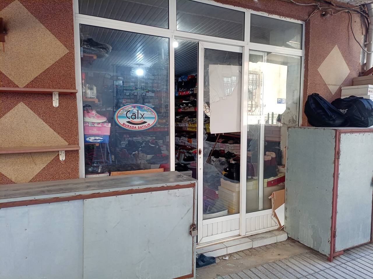 İş yerinin camını taşla kırdı, içerdeki bağış kutusunu çaldı