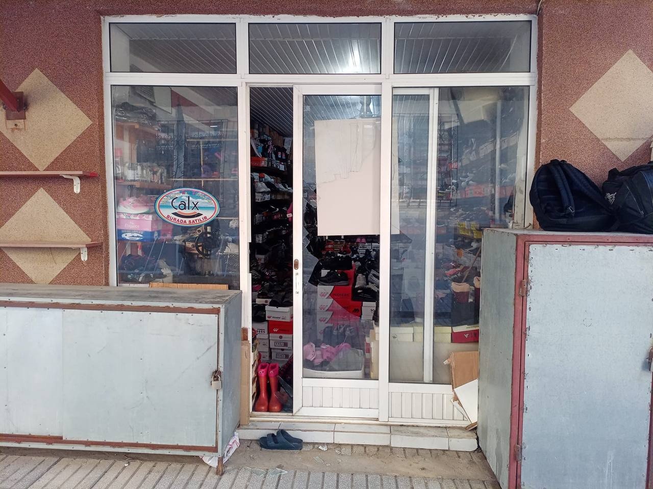 İş yerinin camını taşla kırdı, içerdeki bağış kutusunu çaldı