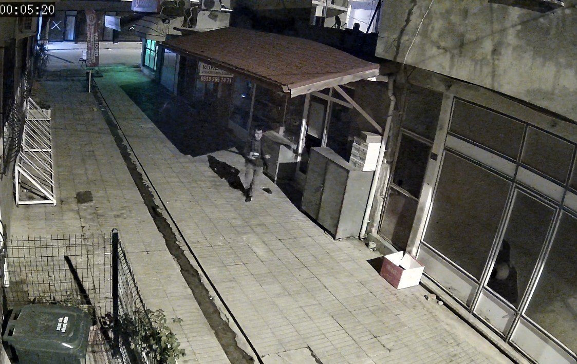 İş yerinin camını taşla kırdı, içerdeki bağış kutusunu çaldı