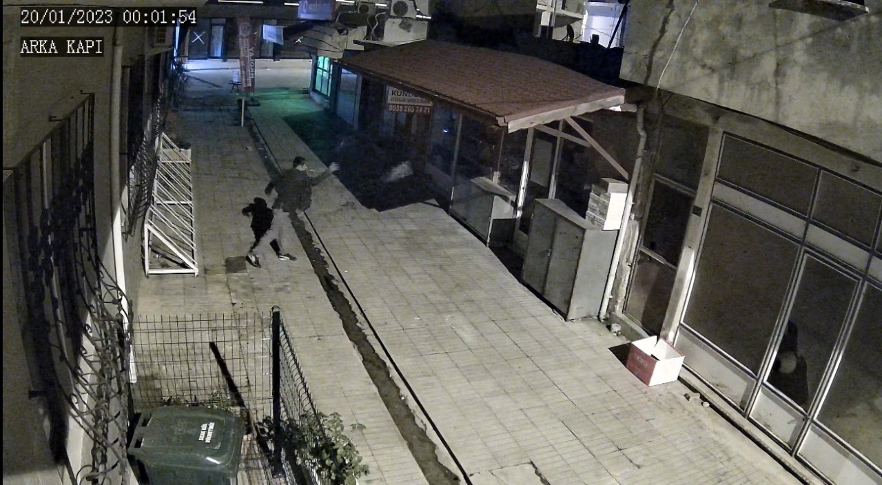 İş yerinin camını taşla kırdı, içerdeki bağış kutusunu çaldı