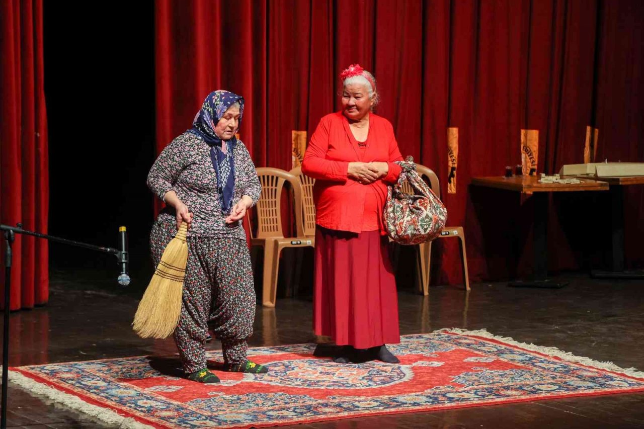 Uşak’ın kadınları tiyatronun ünlü ismi Ümmiye Koçak ile buluştu