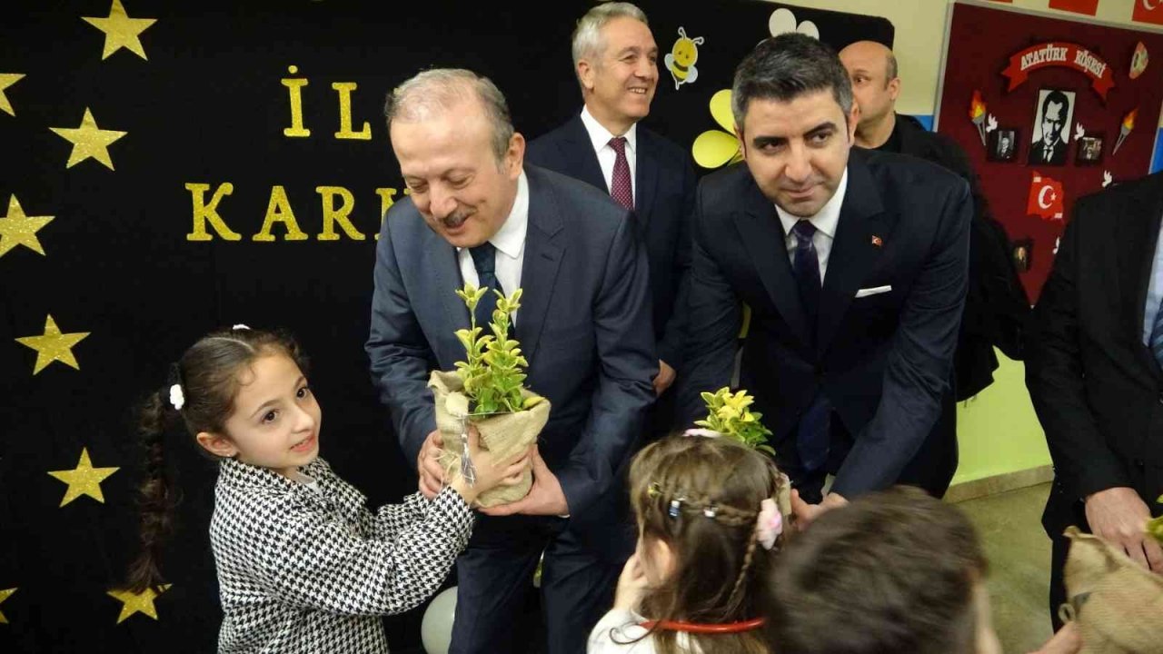 Başkan Gökhan Yüksel, mezun olduğu okulda karne dağıttı