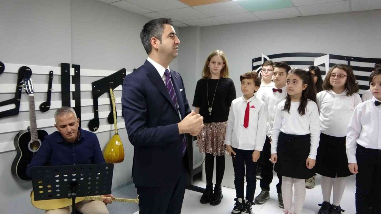 Başkan Gökhan Yüksel, mezun olduğu okulda karne dağıttı