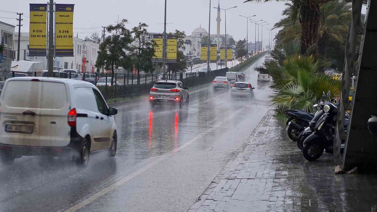 Bodrum’da yağış ve fırtına etkili oluyor
