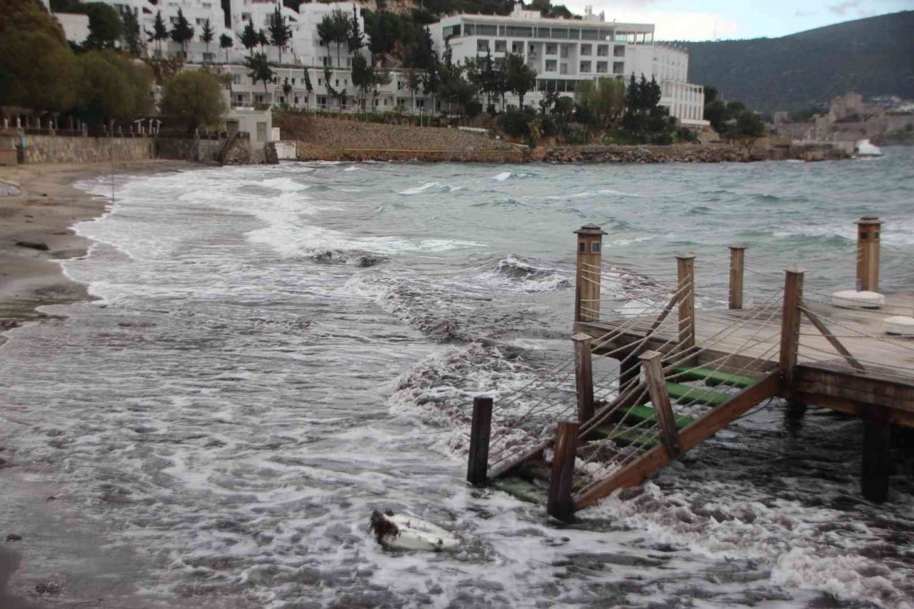 Bodrum’da yağış ve fırtına etkili oluyor