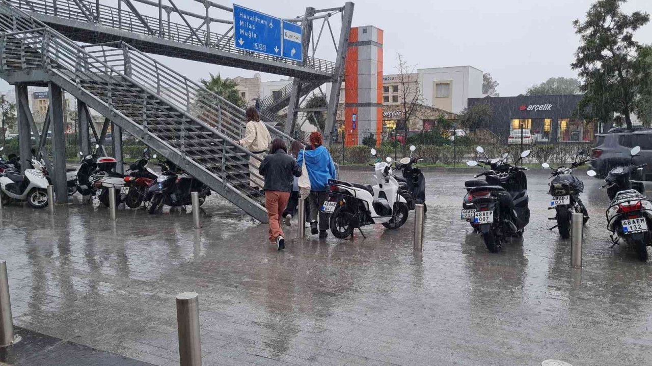 Bodrum’da yağış ve fırtına etkili oluyor