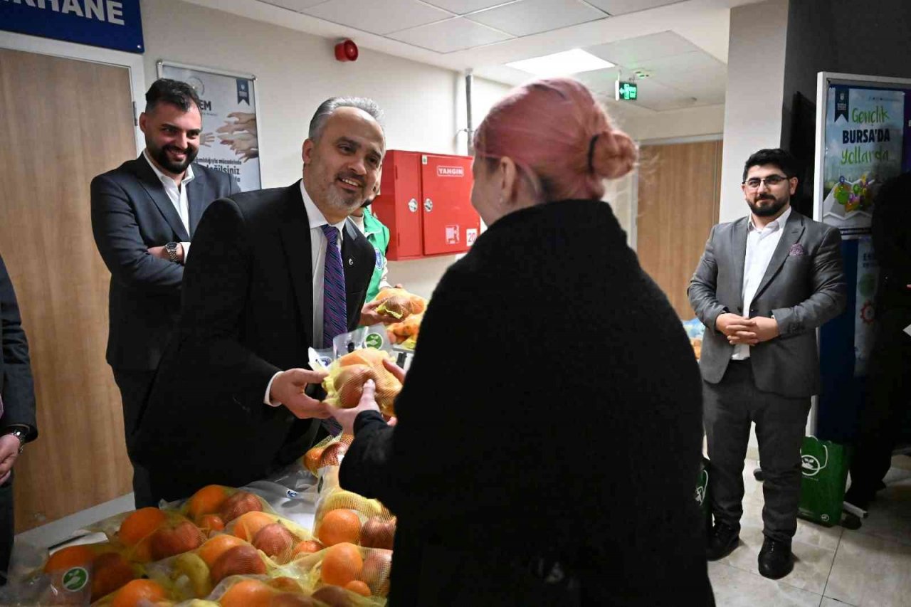 Bursa’da üniversite öğrencilerine C vitamini desteği
