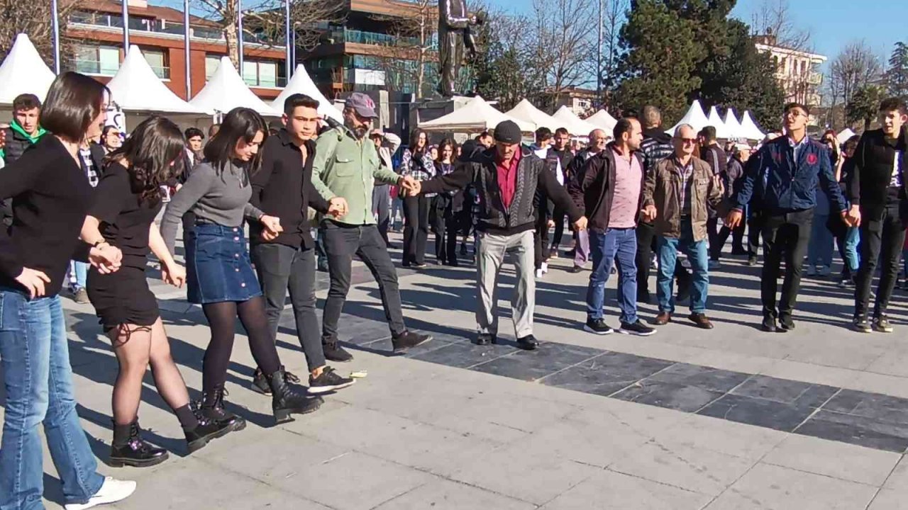 Hamsi Festivali horonla başladı, 15 bin kişiye ücretsiz hamsi dağıtılacak