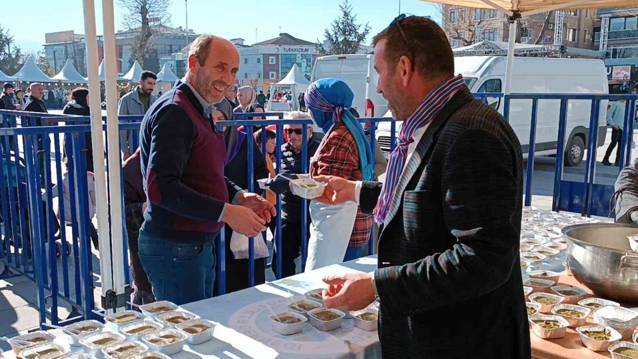 Hamsi Festivali horonla başladı, 15 bin kişiye ücretsiz hamsi dağıtılacak