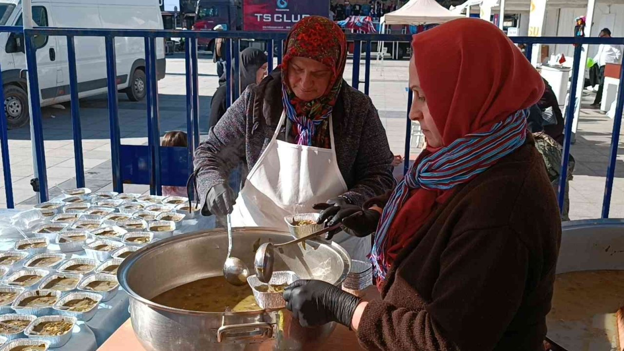 Hamsi Festivali horonla başladı, 15 bin kişiye ücretsiz hamsi dağıtılacak