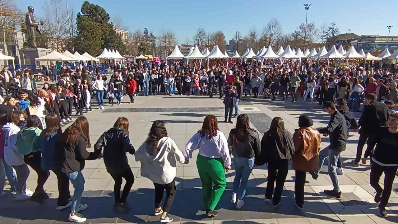 Hamsi Festivali horonla başladı, 15 bin kişiye ücretsiz hamsi dağıtılacak