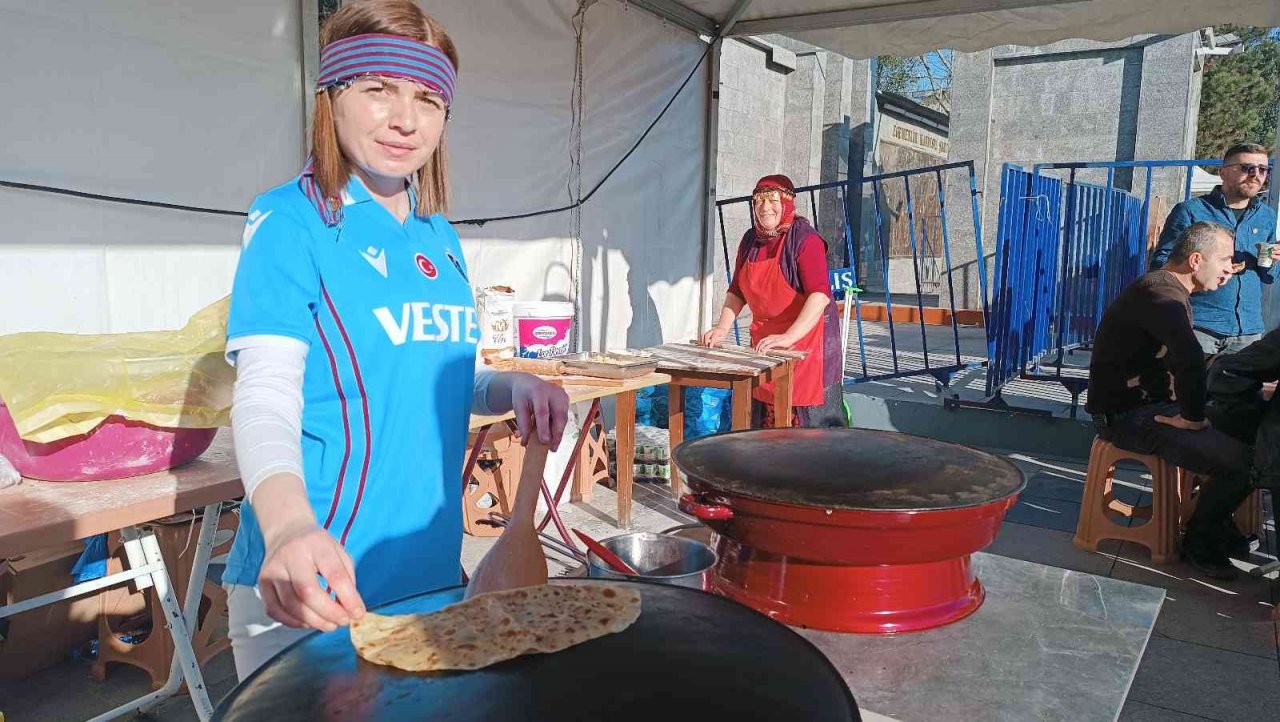 Hamsi Festivali horonla başladı, 15 bin kişiye ücretsiz hamsi dağıtılacak