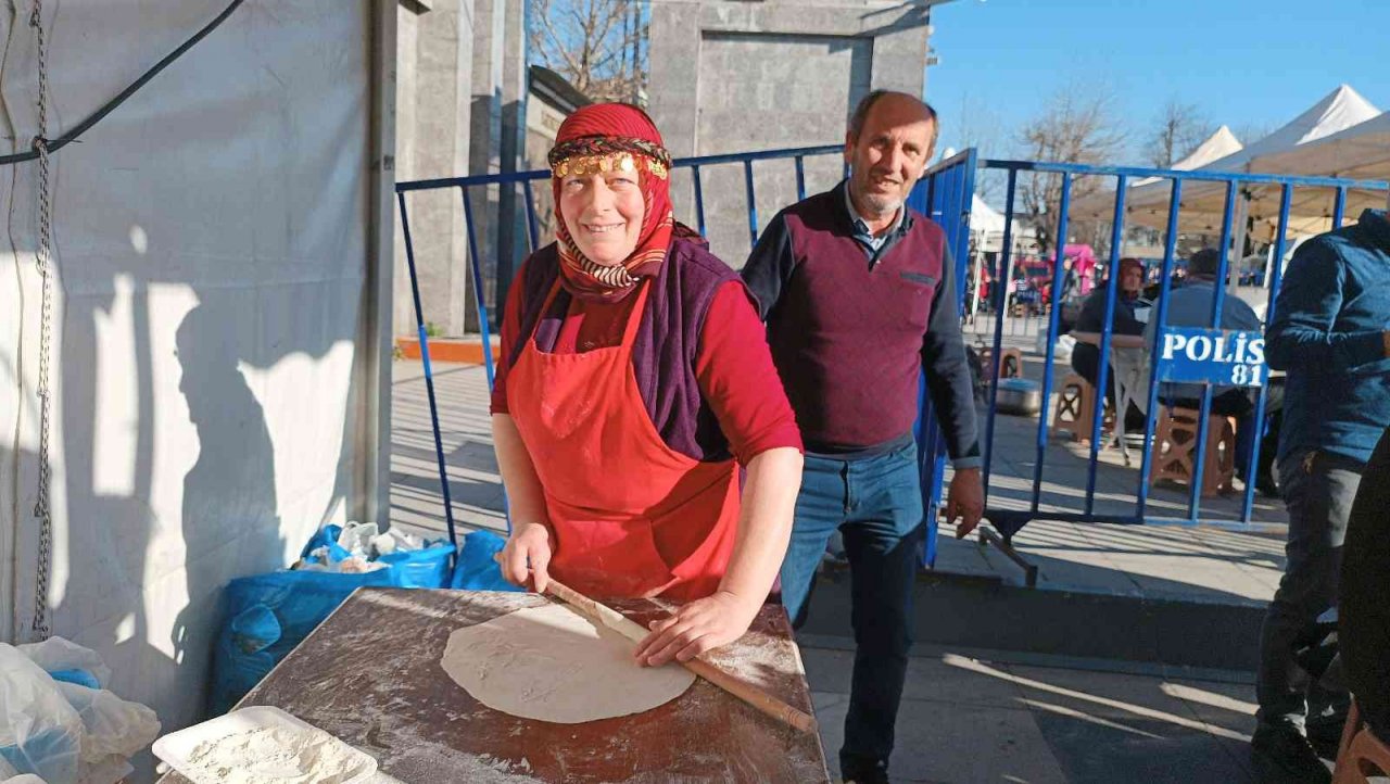 Hamsi Festivali horonla başladı, 15 bin kişiye ücretsiz hamsi dağıtılacak