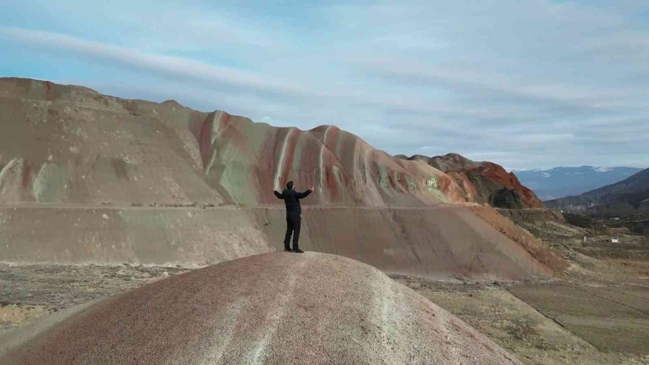 Gökkuşağı tepeleri rengârenk görüntüsüyle görenleri büyülüyor