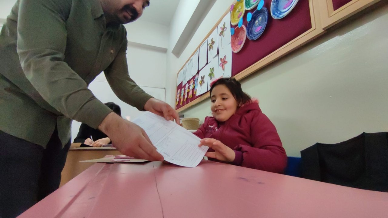 Özel eğitim öğrencileri, ilk kez karne almanın heyecanını yaşadı