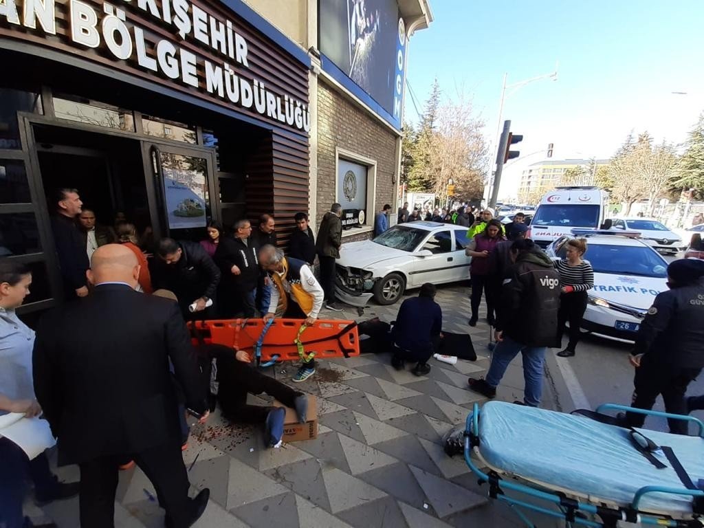 Kırmızı ışıkta bekleyen yayaların arasına otomobil daldı, 4 kişi yaralandı