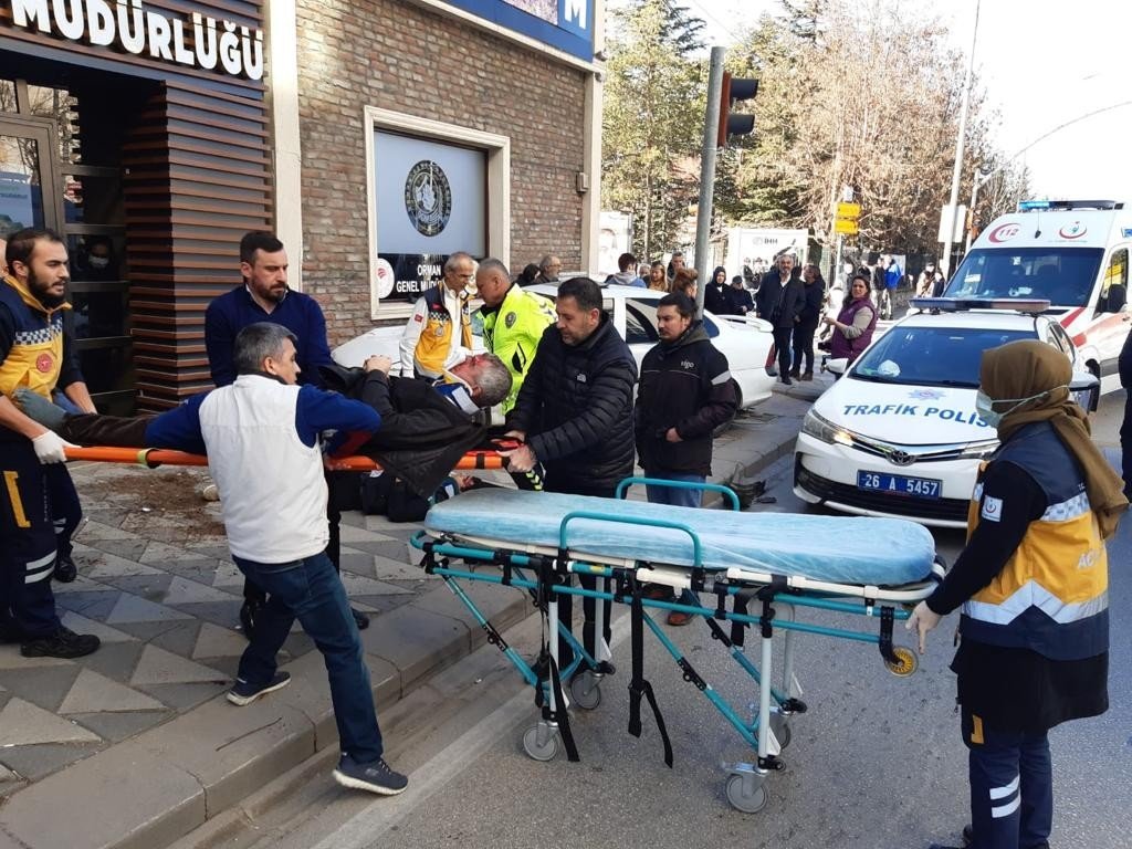 Kırmızı ışıkta bekleyen yayaların arasına otomobil daldı, 4 kişi yaralandı