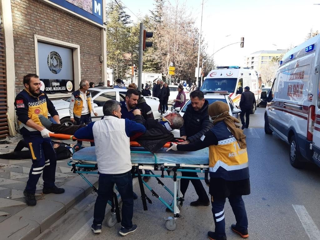 Kırmızı ışıkta bekleyen yayaların arasına otomobil daldı, 4 kişi yaralandı