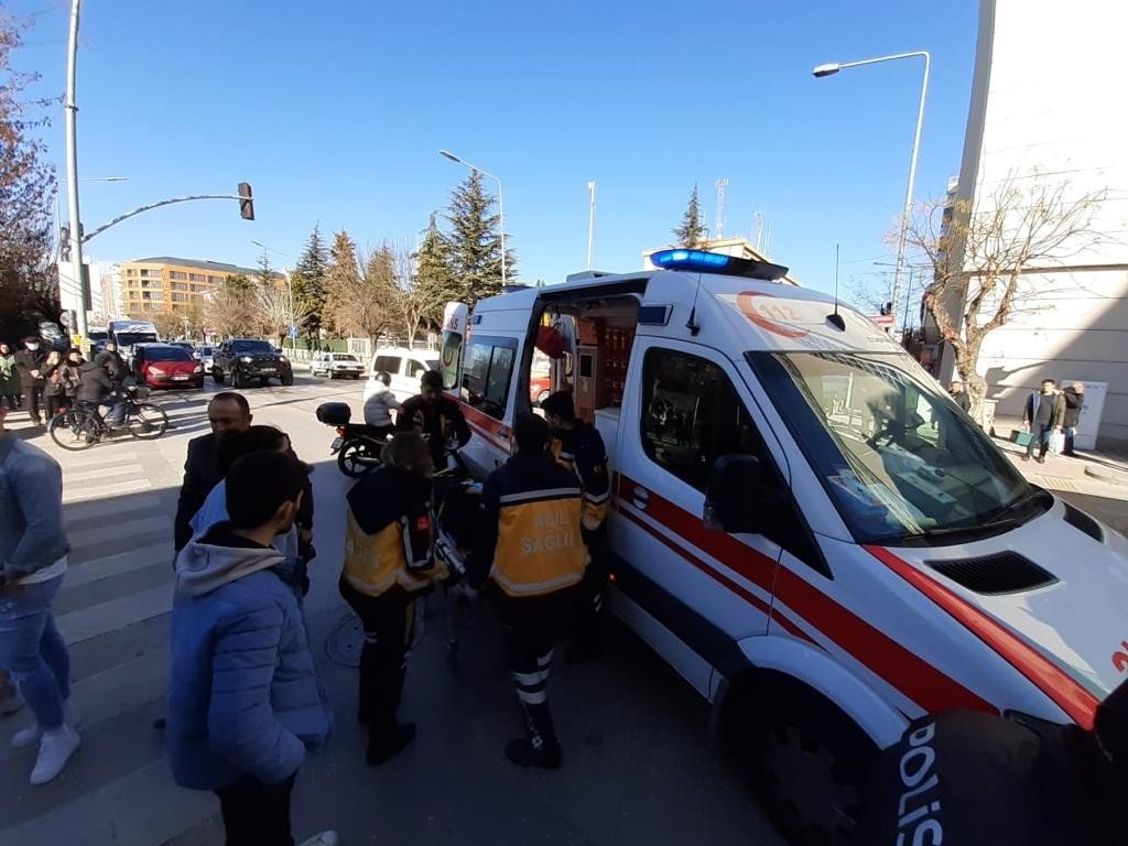 Kırmızı ışıkta bekleyen yayaların arasına otomobil daldı, 4 kişi yaralandı