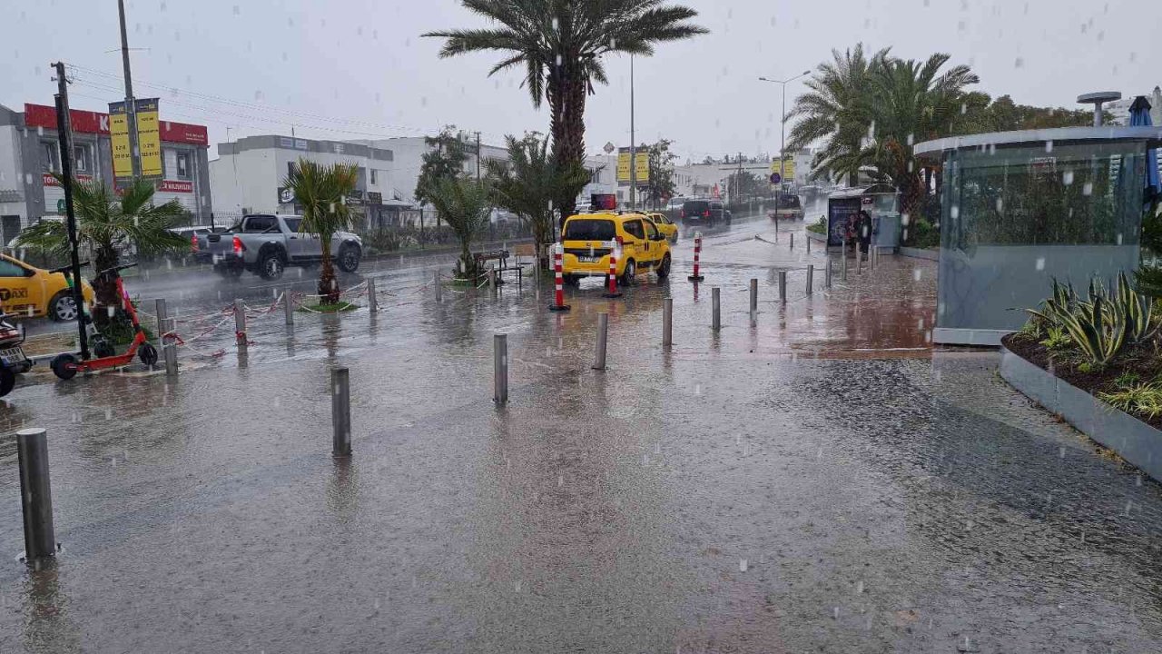 Bodrum’da yağış ve fırtına etkili oluyor