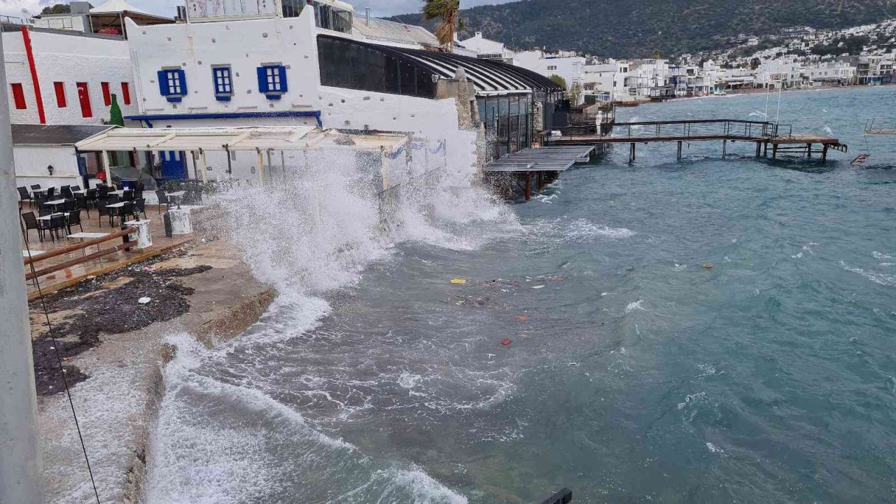 Bodrum’da yağış ve fırtına etkili oluyor