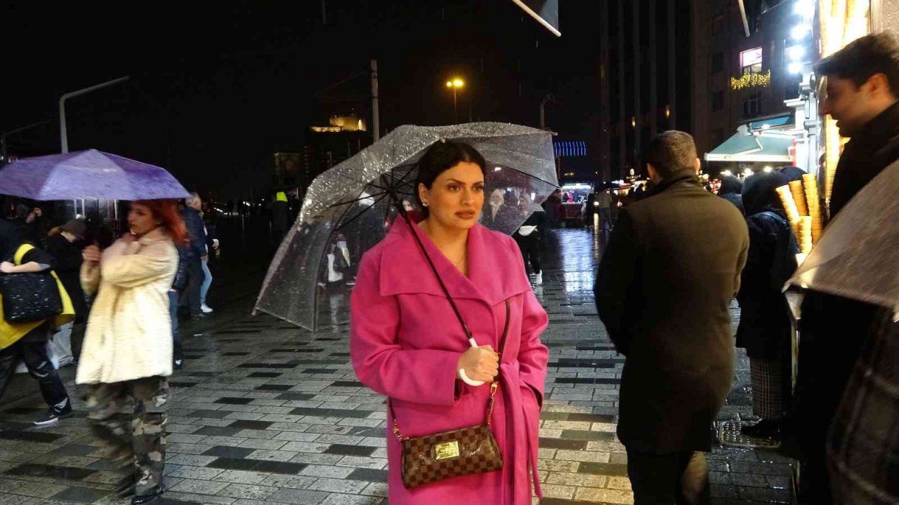 Taksim’e akşam saatlerinde yağmur sürprizi