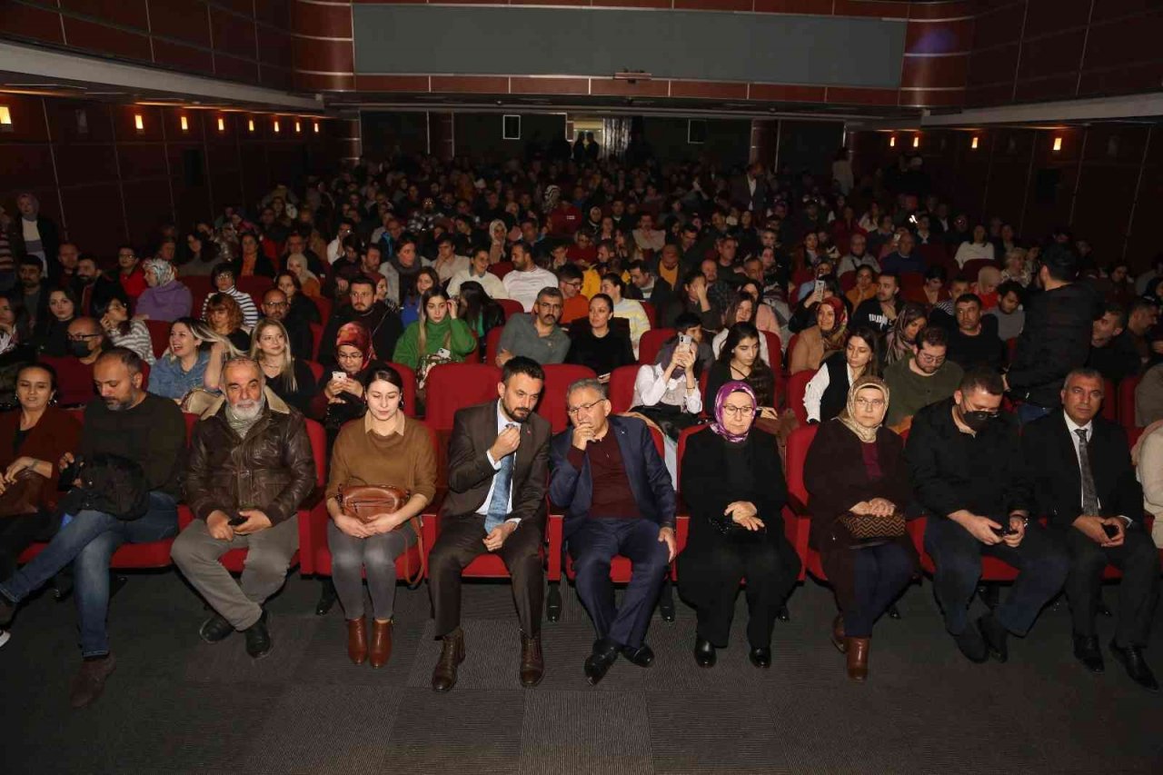 Büyükkılıç; Tiyatro Oyunu İzledi, Sanatseverleri Davet Etti