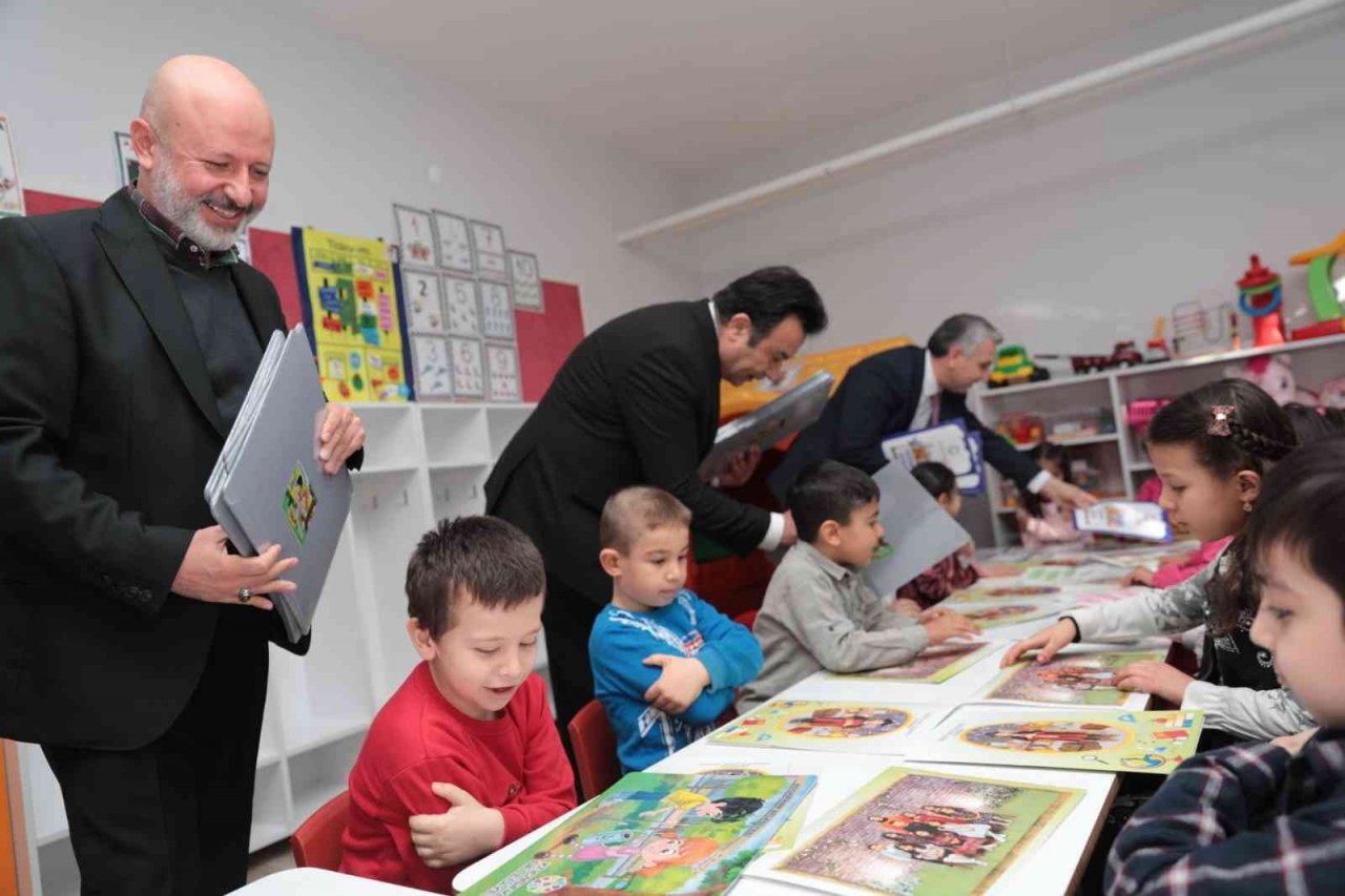 Başkan Çolakbayrakdar, öğrencilerin karne heyecanına ortak oldu