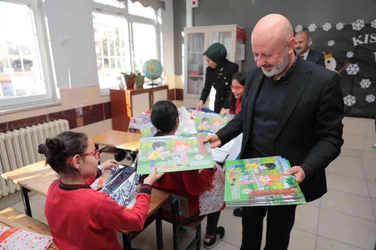 Başkan Çolakbayrakdar, öğrencilerin karne heyecanına ortak oldu