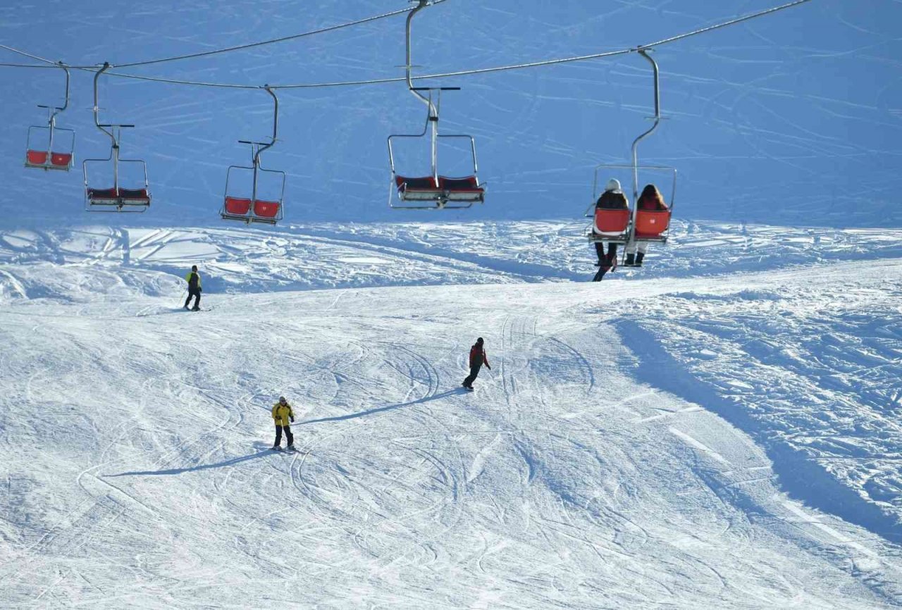 Antalya’da zirvede kar, aşağıda bahar