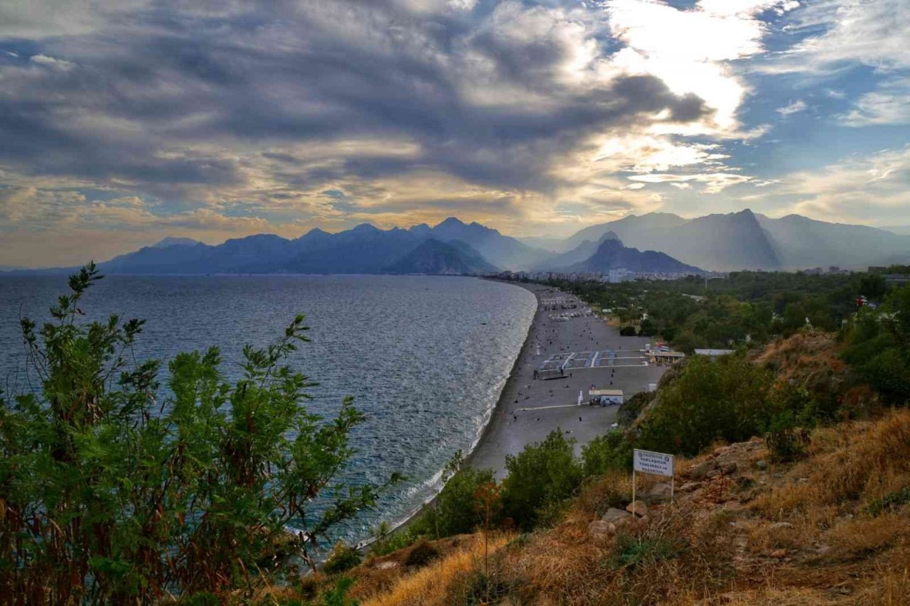 Antalya’da zirvede kar, aşağıda bahar
