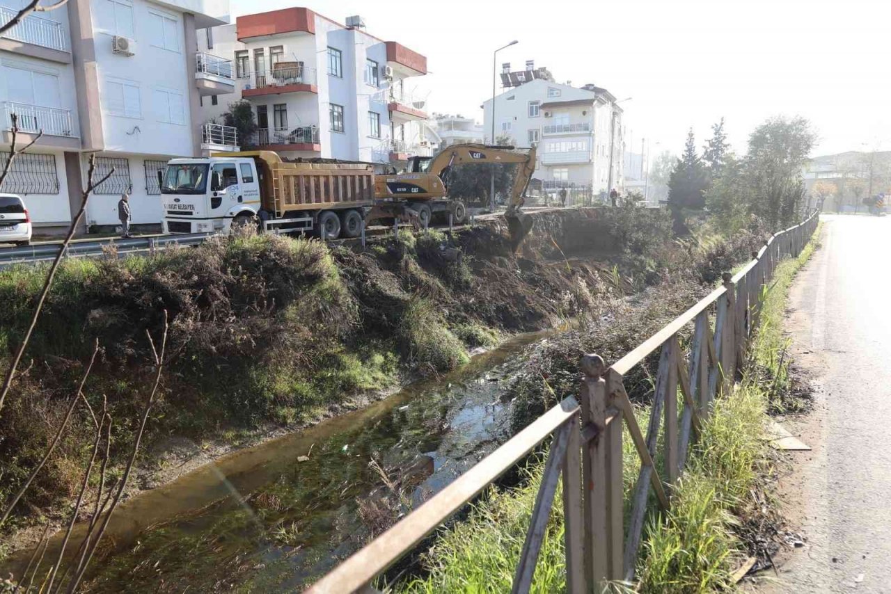 Manavgat Belediyesi heyelandan zarar gören kanal kenarını düzenliyor