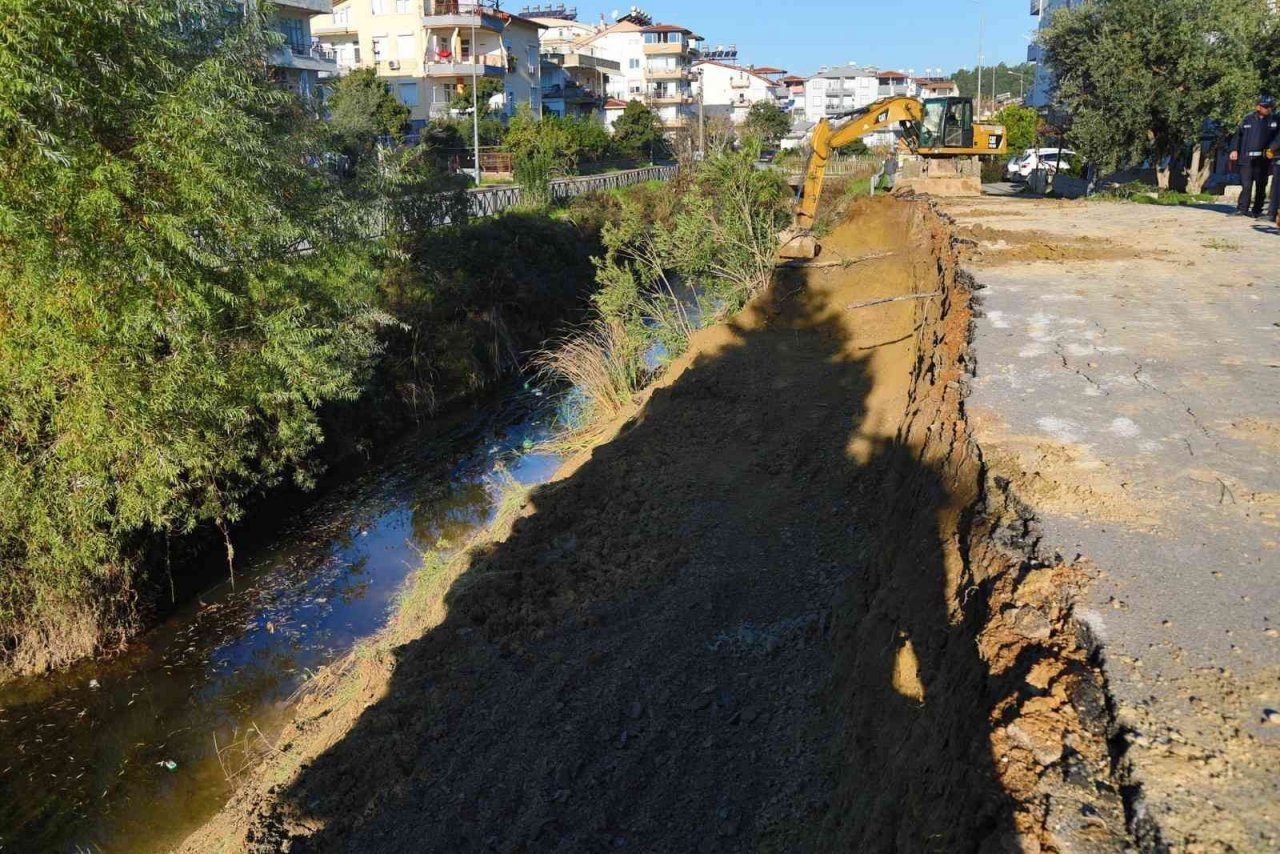 Manavgat Belediyesi heyelandan zarar gören kanal kenarını düzenliyor