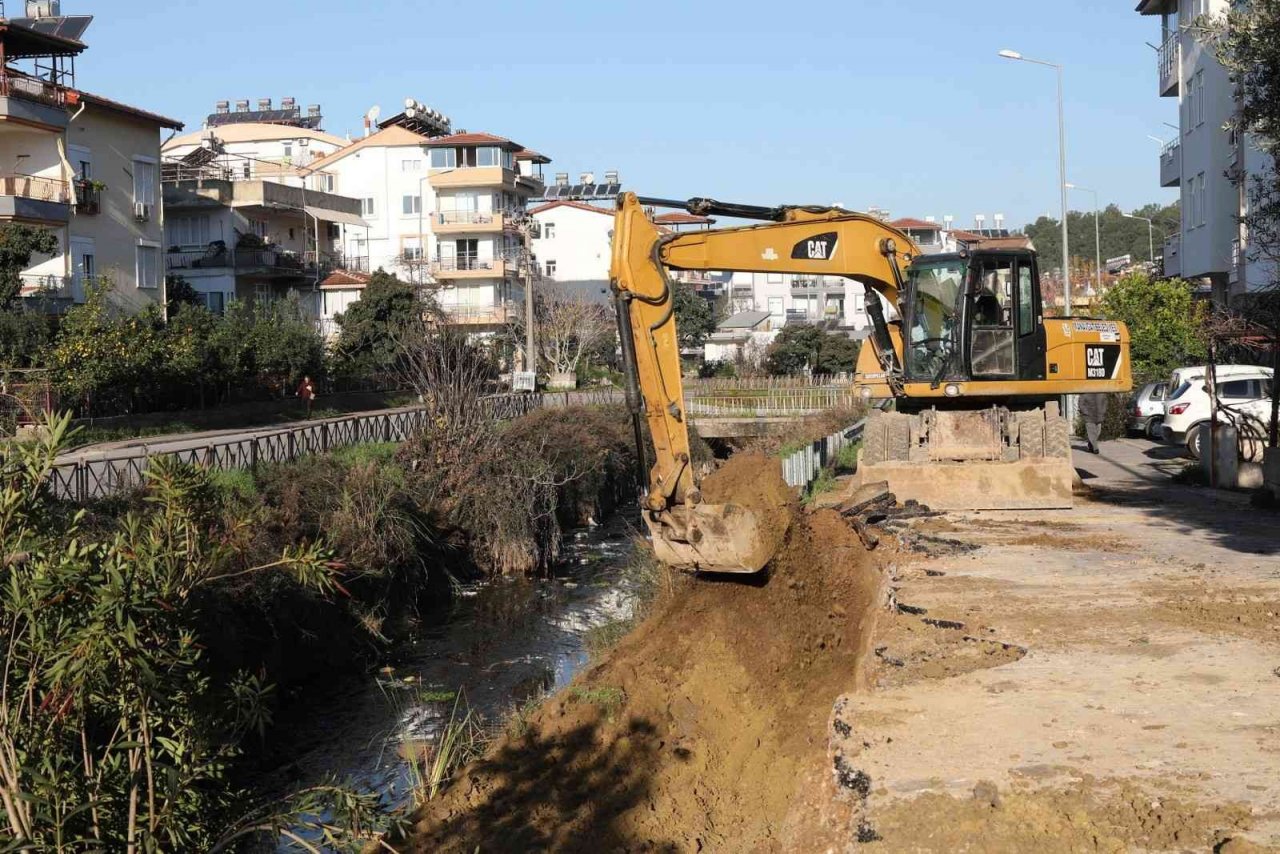 Manavgat Belediyesi heyelandan zarar gören kanal kenarını düzenliyor