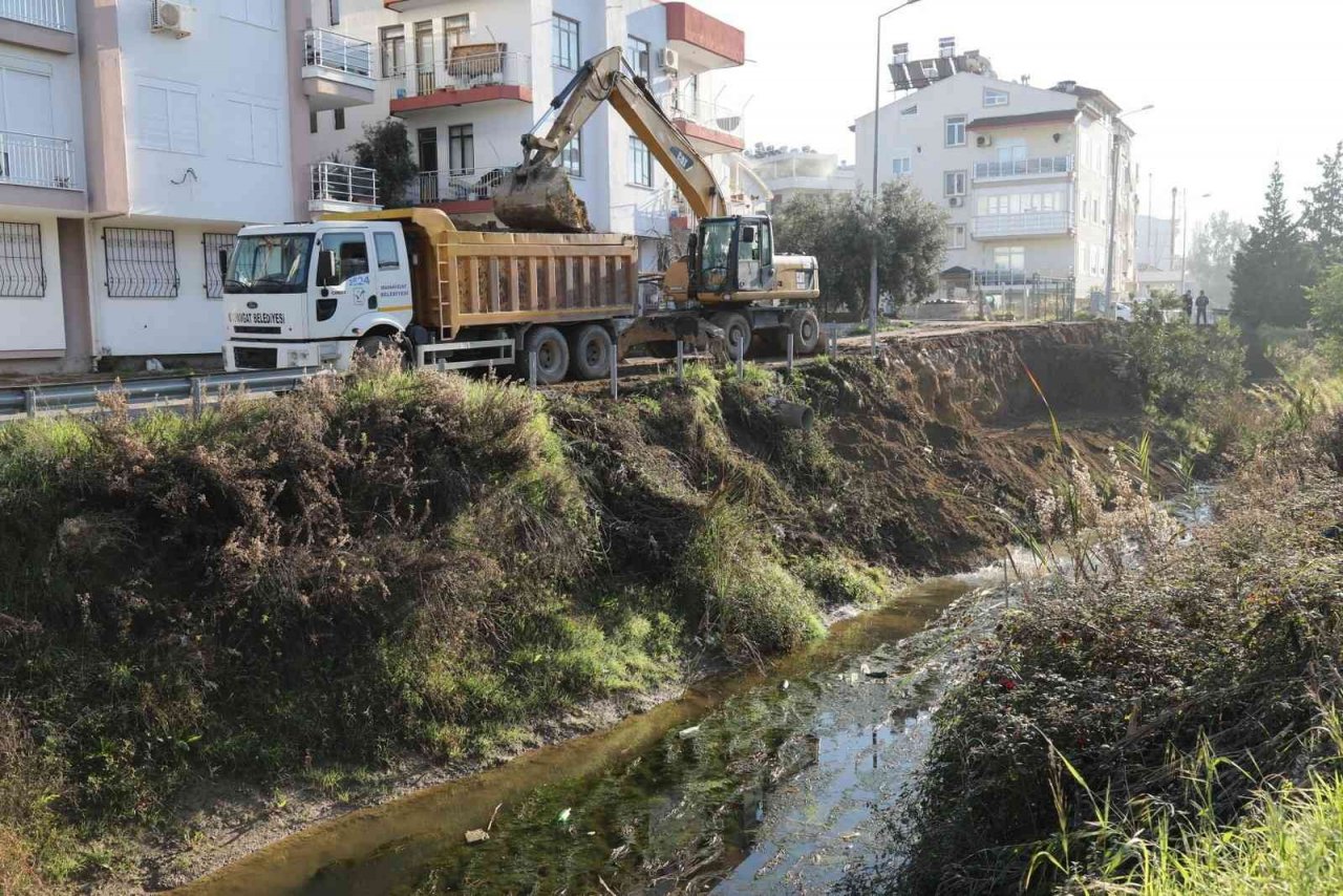 Manavgat Belediyesi heyelandan zarar gören kanal kenarını düzenliyor