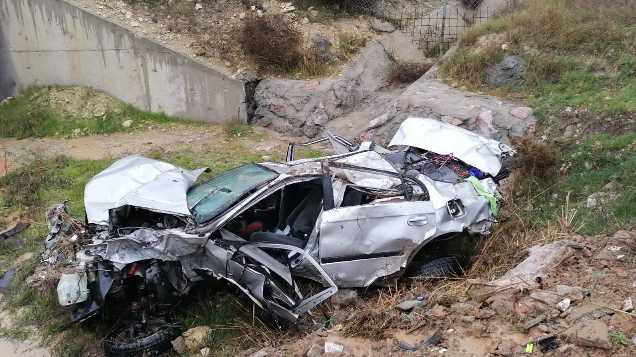 Soma’da kontrolden çıkan otomobil şarampole uçtu: 2 ağır yaralı