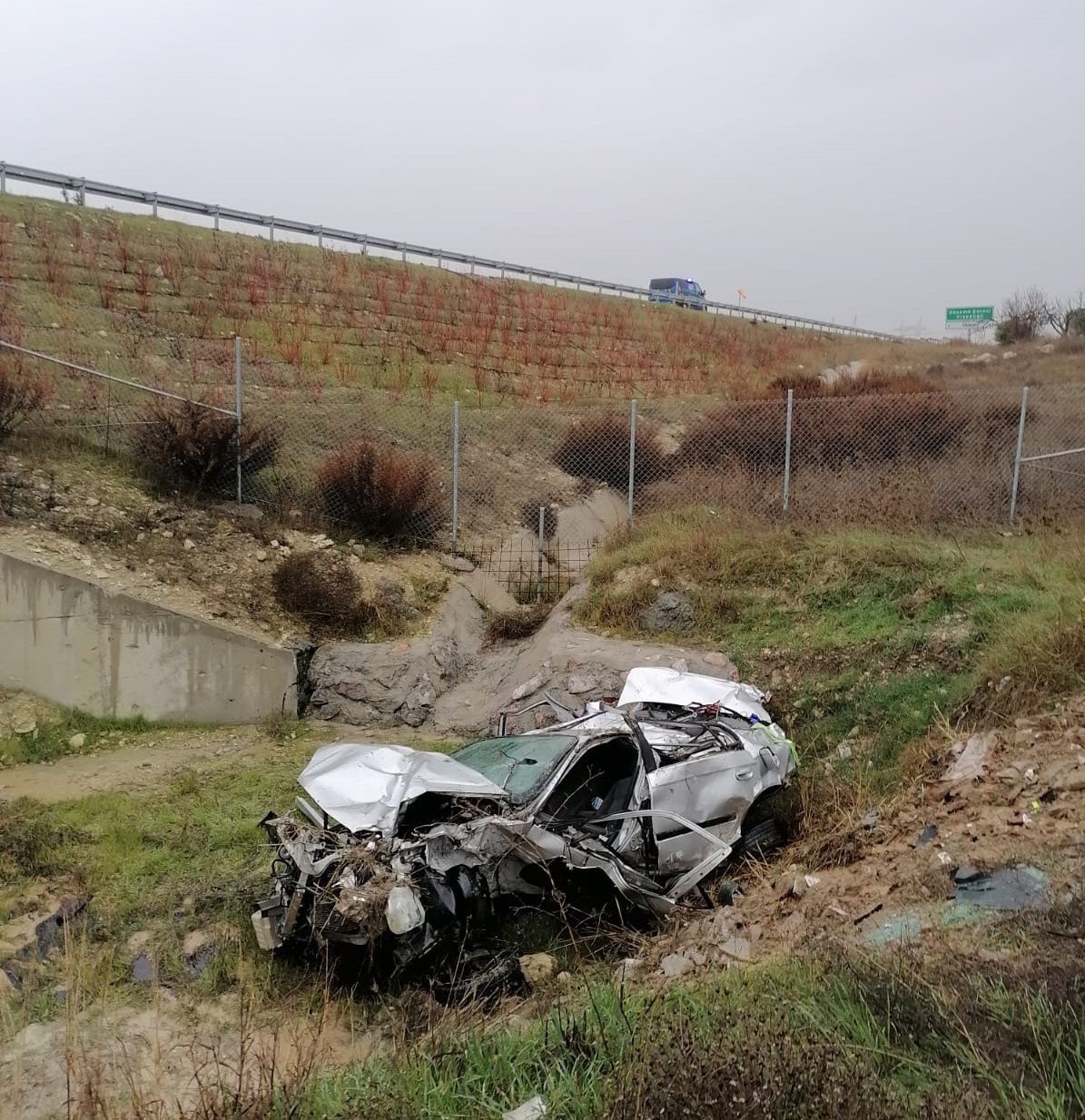 Soma’da kontrolden çıkan otomobil şarampole uçtu: 2 ağır yaralı