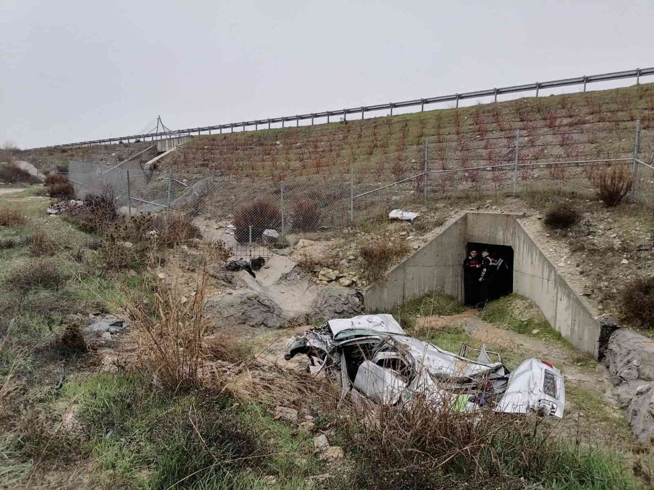 Soma’da kontrolden çıkan otomobil şarampole uçtu: 2 ağır yaralı