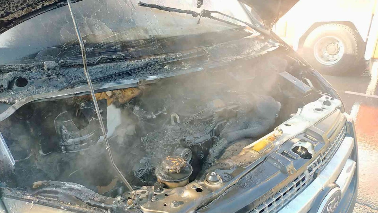 Yanmaya başlayan işçi servis minibüsü zamanında müdahale ile söndürüldü