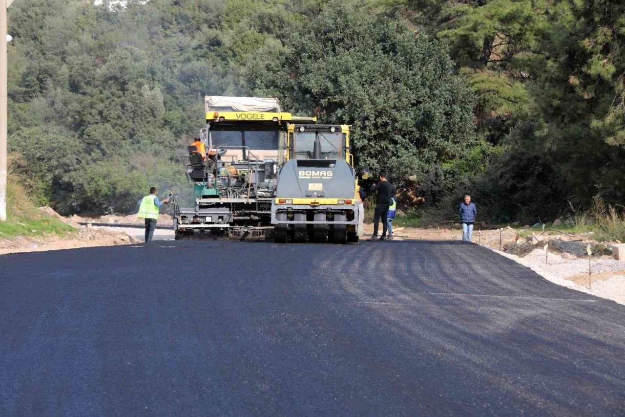 Bodrum Mümtaz Ataman Caddes’inde sıcak asfalt dökümü devam ediyor