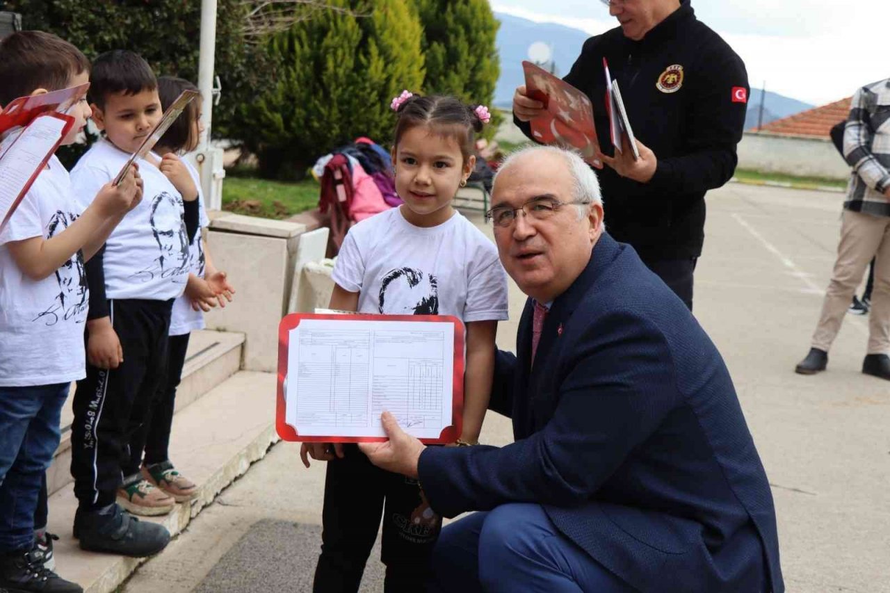 Başkan Özcan karne heyecanına ortak oldu