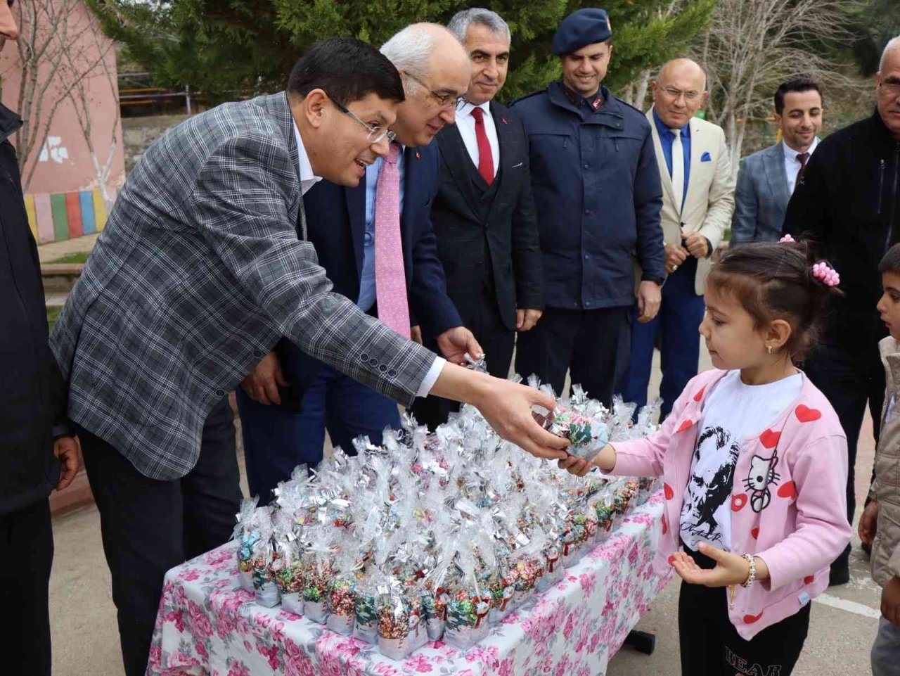 Başkan Özcan karne heyecanına ortak oldu